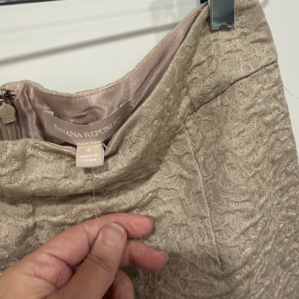 Banana Republic Jacquard Gold Shimmer Pencil Skirt. - Picture 5 of 10